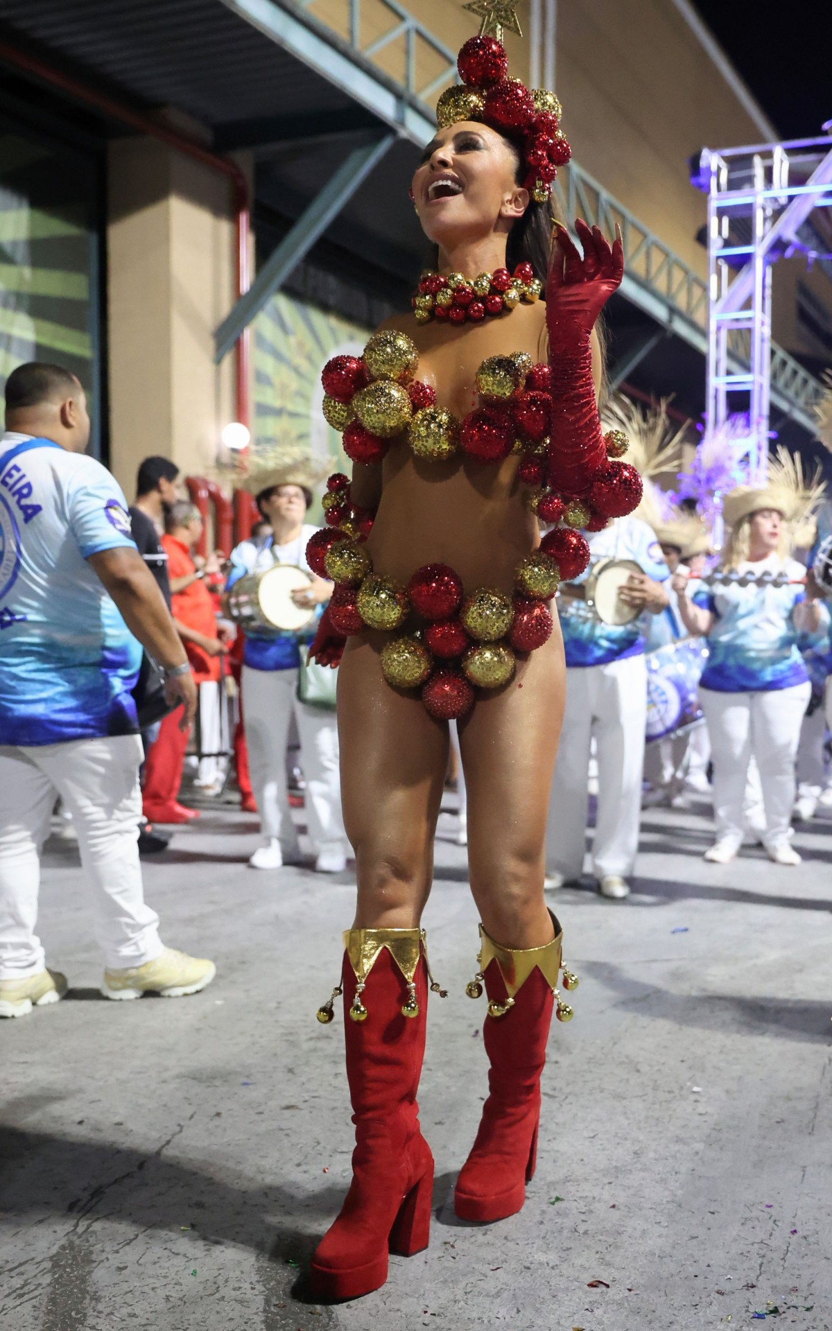 Sabrina Sato samba muito em mini desfile na Cidade do Samba