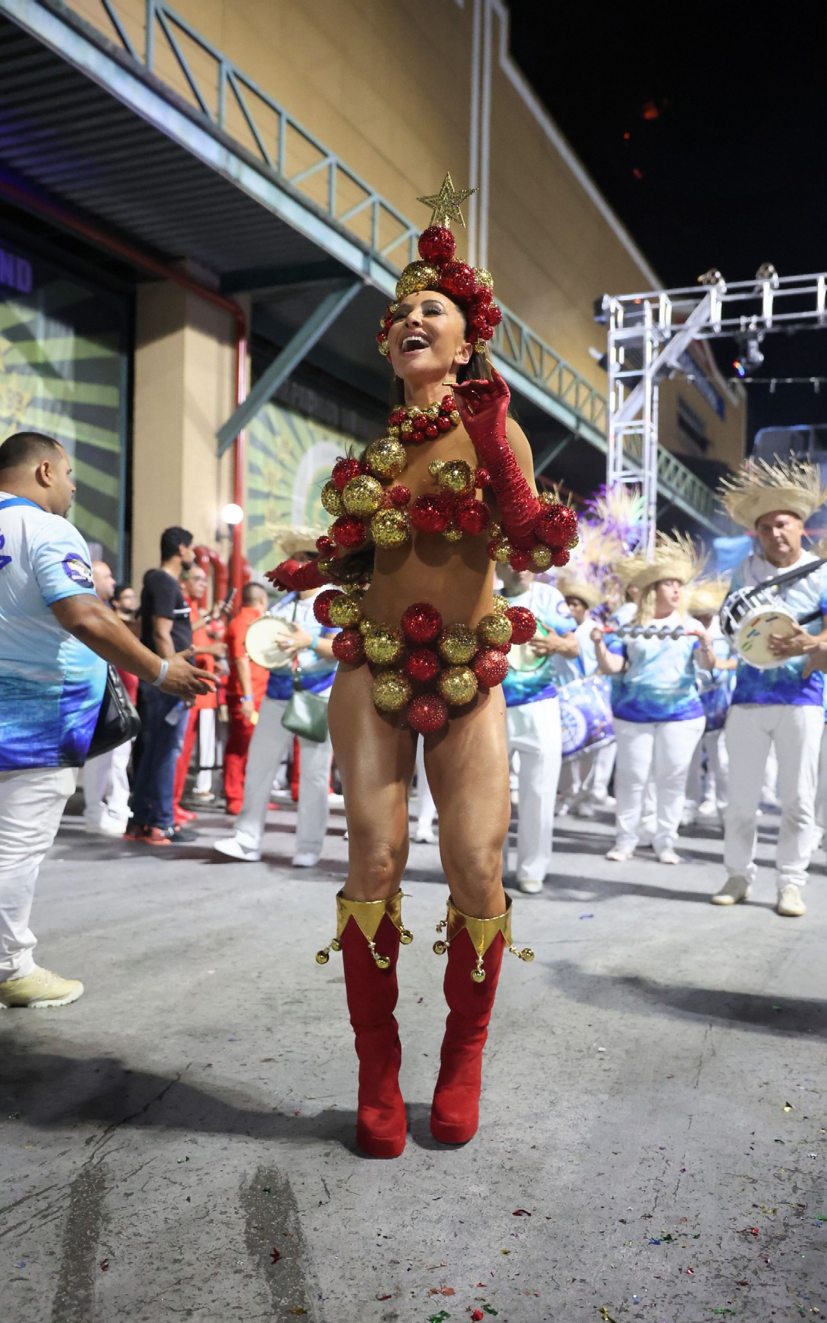 Sabrina Sato samba muito em mini desfile na Cidade do Samba