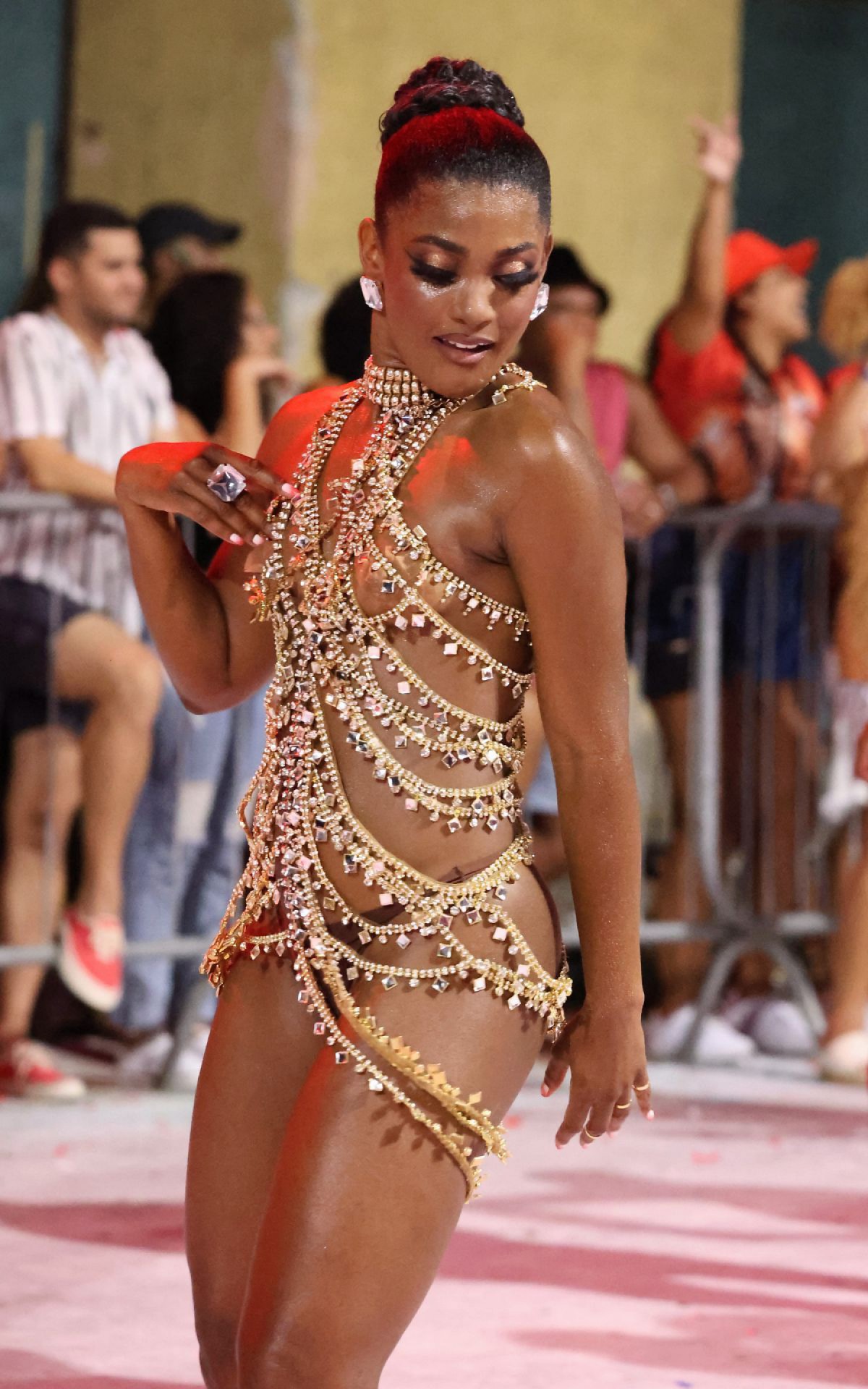 Erika Januza participa de evento na Cidade do Samba