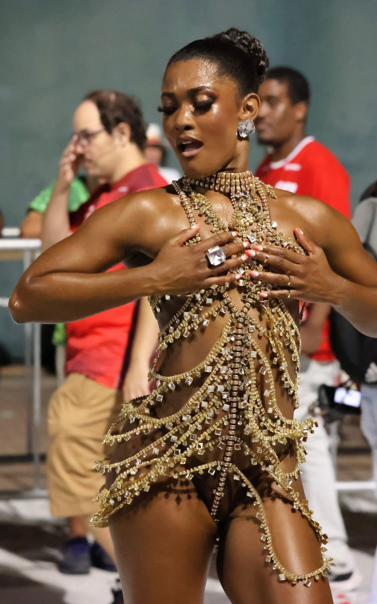 Erika Januza participa de evento na Cidade do Samba
