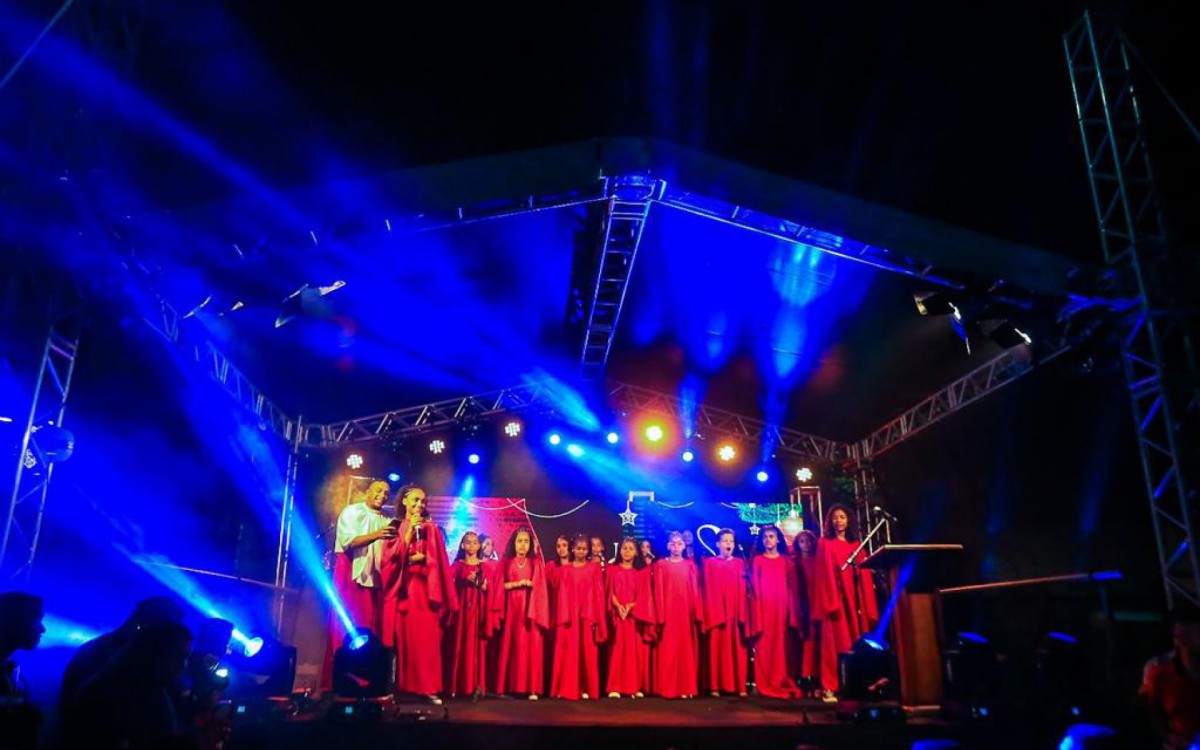 Que foi &agrave; cerim&ocirc;nia assistiu ainda a uma cantata e da dan&ccedil;a dos alunos da Escola Municipal Jorge Ayres de Lima
