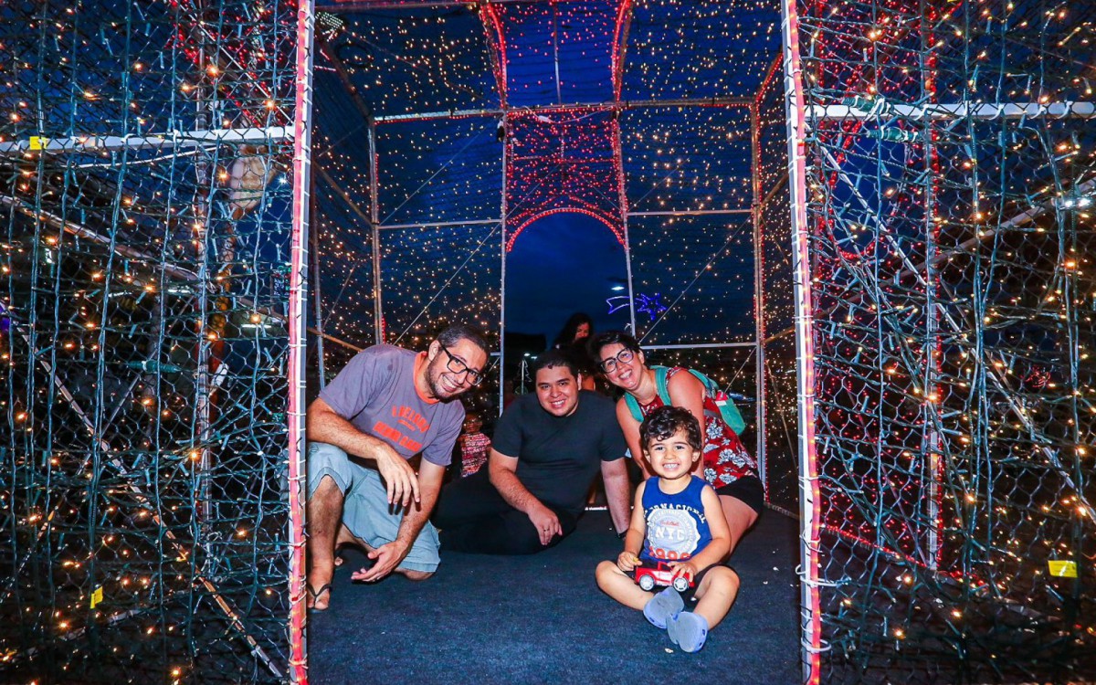 Moradores do Bairro das Gra&ccedil;as e Areia Branca, Joselaine Ribeiro, Miguel Ribeiro, Paulo Jos&eacute; e Victor Hugo se reuniram para ver de perto o Natal Luz