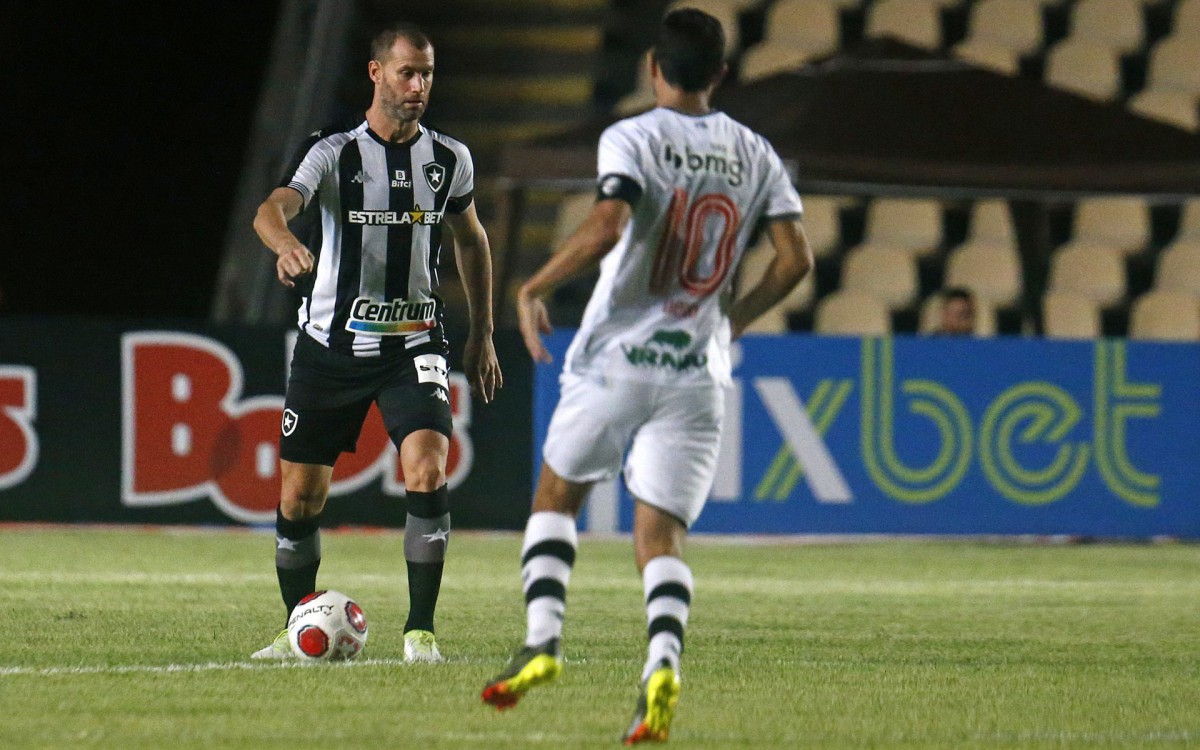 Carli e Nenê em jogo entre Botafogo e Vasco pelo Cariocão 2022