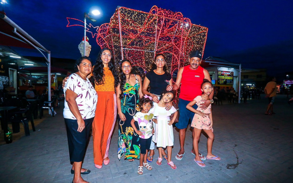  Sueli da Silva (&agrave; esquerda) aproveitou e levou a fam&iacute;lia para abertura do Natal Luz