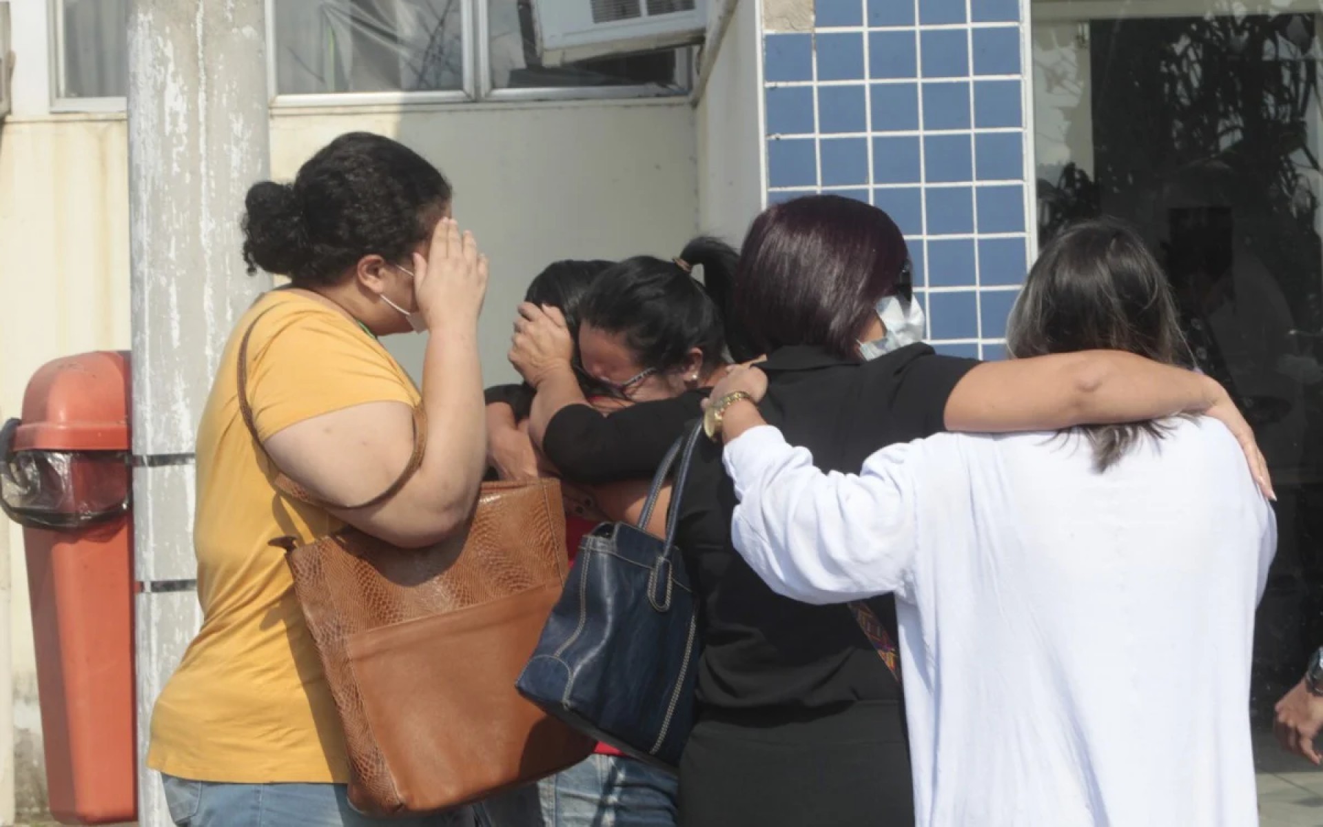 Famílias de jovens desaparecidos em Nova Iguaçu no IML para reconhecimento de despojos encontrados no Rio Capenga - Divulgação