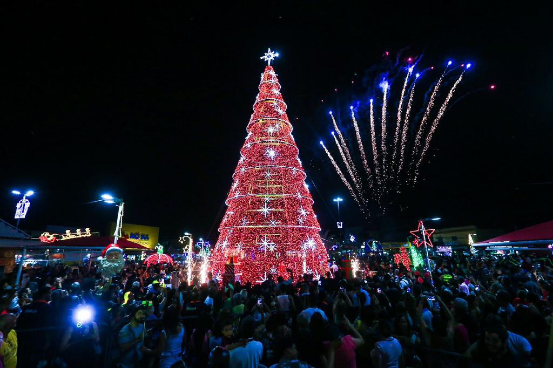 A abertura do Natal Luz na Pra&ccedil;a de Heli&oacute;polis atraiu moradores de diversos bairros e munic&iacute;pios vizinhos - Rafael Barreto / PMBR