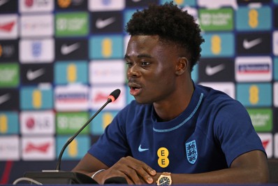 Destaque da Inglaterra, Saka descarta comparações com Mbappé: 'Somos únicos'
