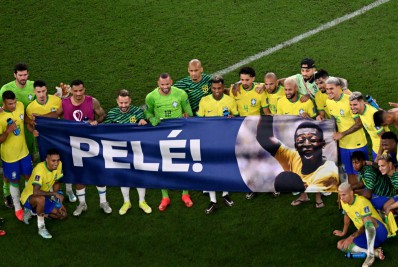 Após vitória sobre a Coreia do Sul, jogadores do Brasil prestam homenagem a Pelé