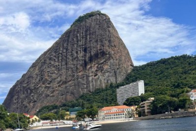 Uau! Aline Campos exibe o bumbum na nuca durante passeio de barco