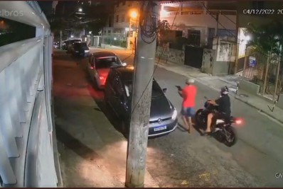 Vídeo: assaltantes roubam pertences de vítimas em arrastão no Méier