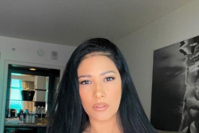 Simaria posta foto fazendo topless e seguidores se dividem nos comentários