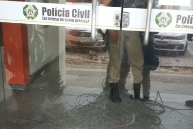 Dupla é presa por furto de fios de telefonia em galpão na Zona Norte