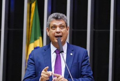 Deputado petista propõe que ‘uso político’ da bandeira do Brasil seja proibido