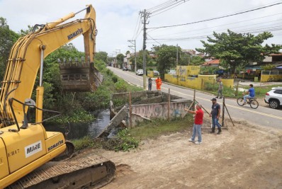 Prefeitura de Búzios realiza limpeza no valão de Cem Braças