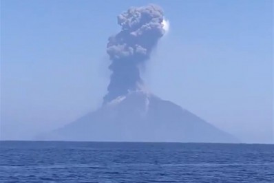 Intensa atividade vulcânica provoca tsunami em ilha na Itália
