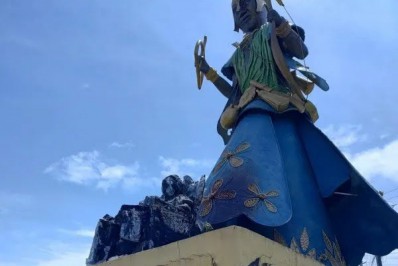 Estátua da Mãe Stella de Oxóssi é incendiada; ato de vandalismo causa revolta nas redes sociais