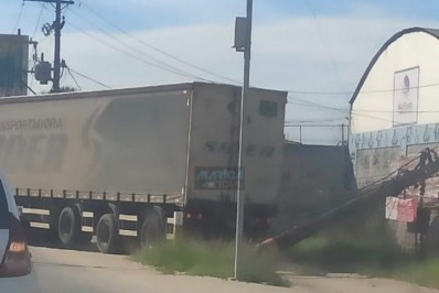 Caminhão derruba poste em Inoã