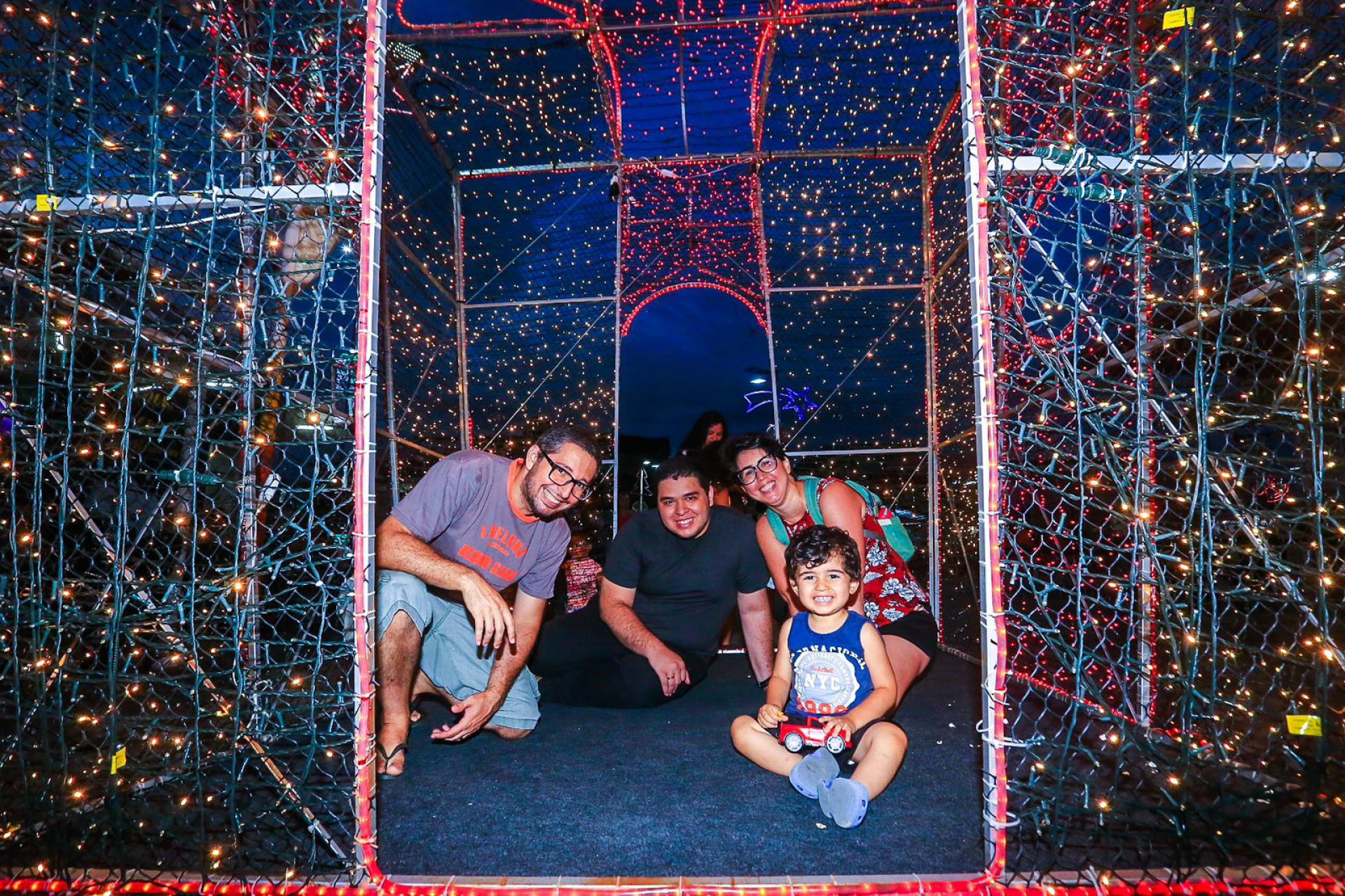 Moradores do Bairro das Gra&ccedil;as e Areia Branca, Joselaine Ribeiro, Miguel Ribeiro, Paulo Jos&eacute; e Victor Hugo se reuniram para ver de perto o Natal Luz - Rafael Barreto / PMBR