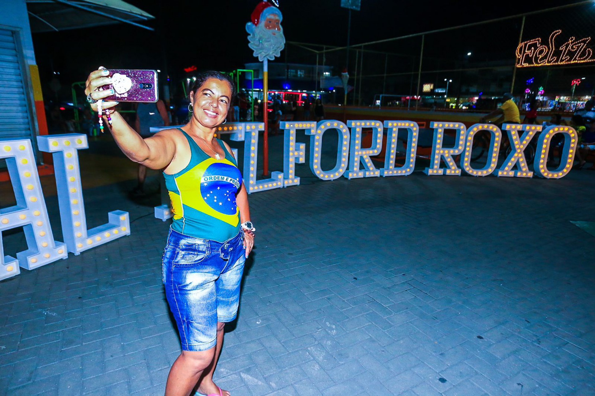 Encantada com a decora&ccedil;&atilde;o, Gina Ara&uacute;jo decidiu fazer uma selfie com o letreiro do Natal Belford Roxo - Rafael Barreto / PMBR