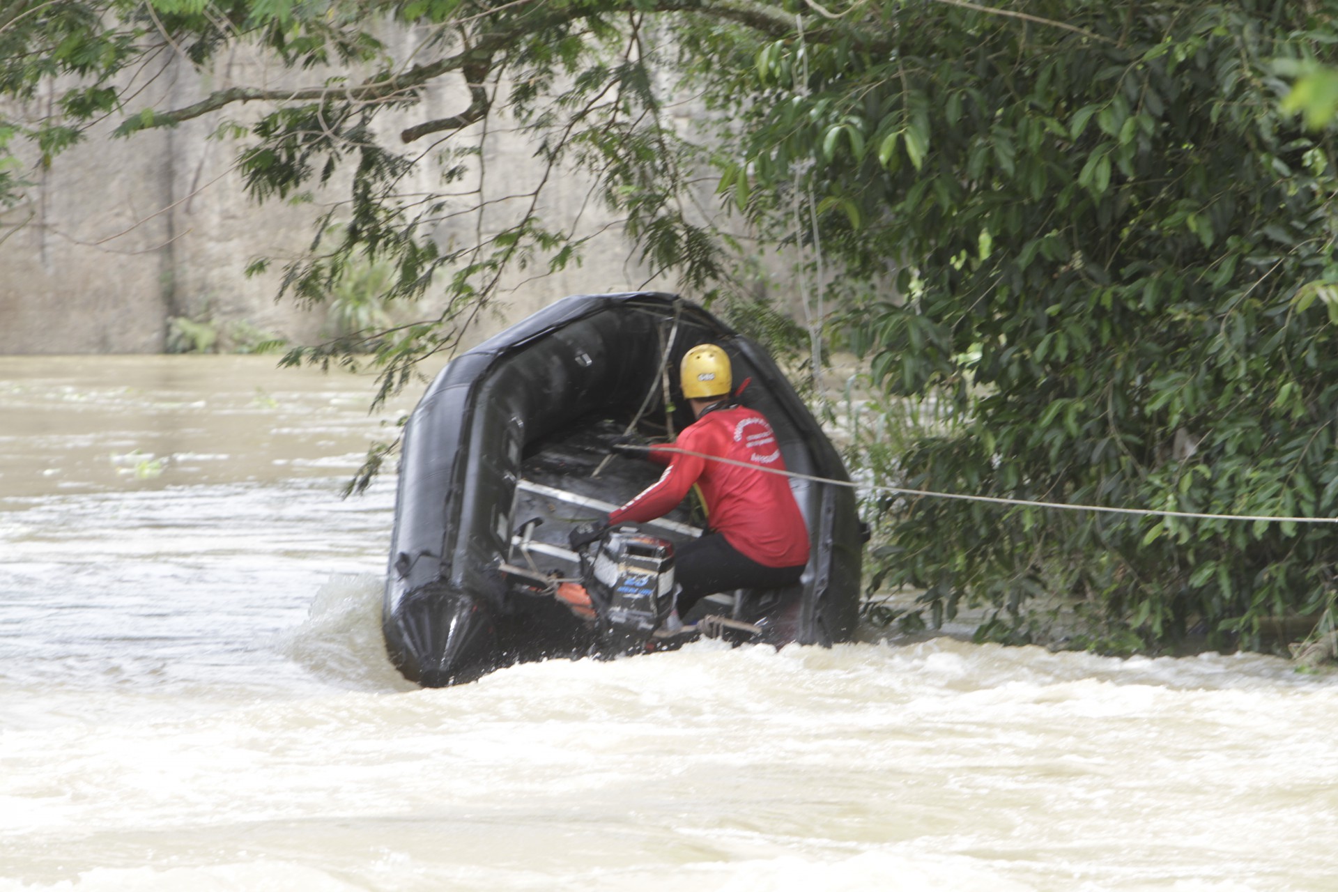 Bombeiros realizaram buscas por carro que caiu no Rio Guandu - Marcos Porto/Agencia O Dia