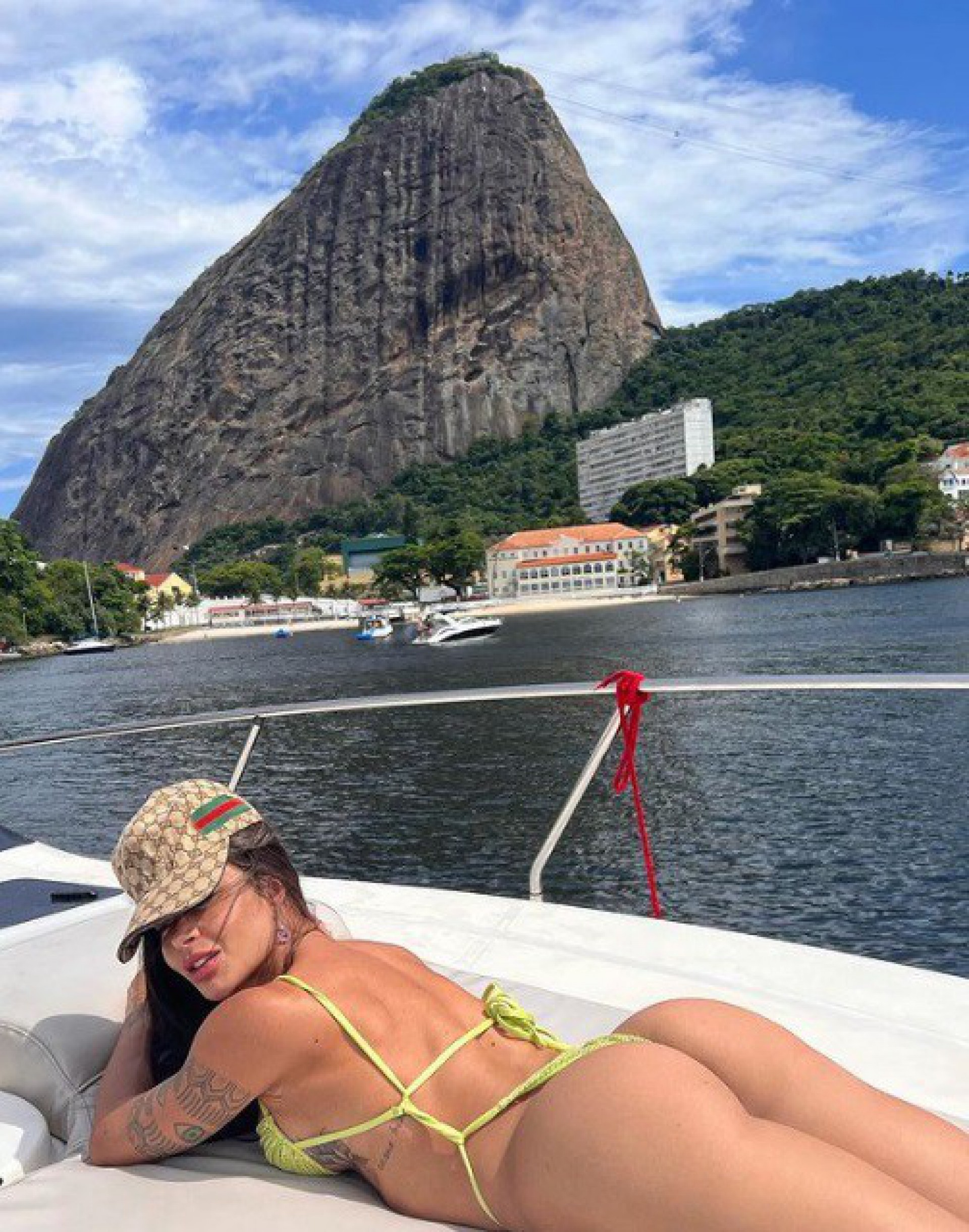 Aline Campos posa de biquíni e exibe as curvas - Reprodução do Instagram