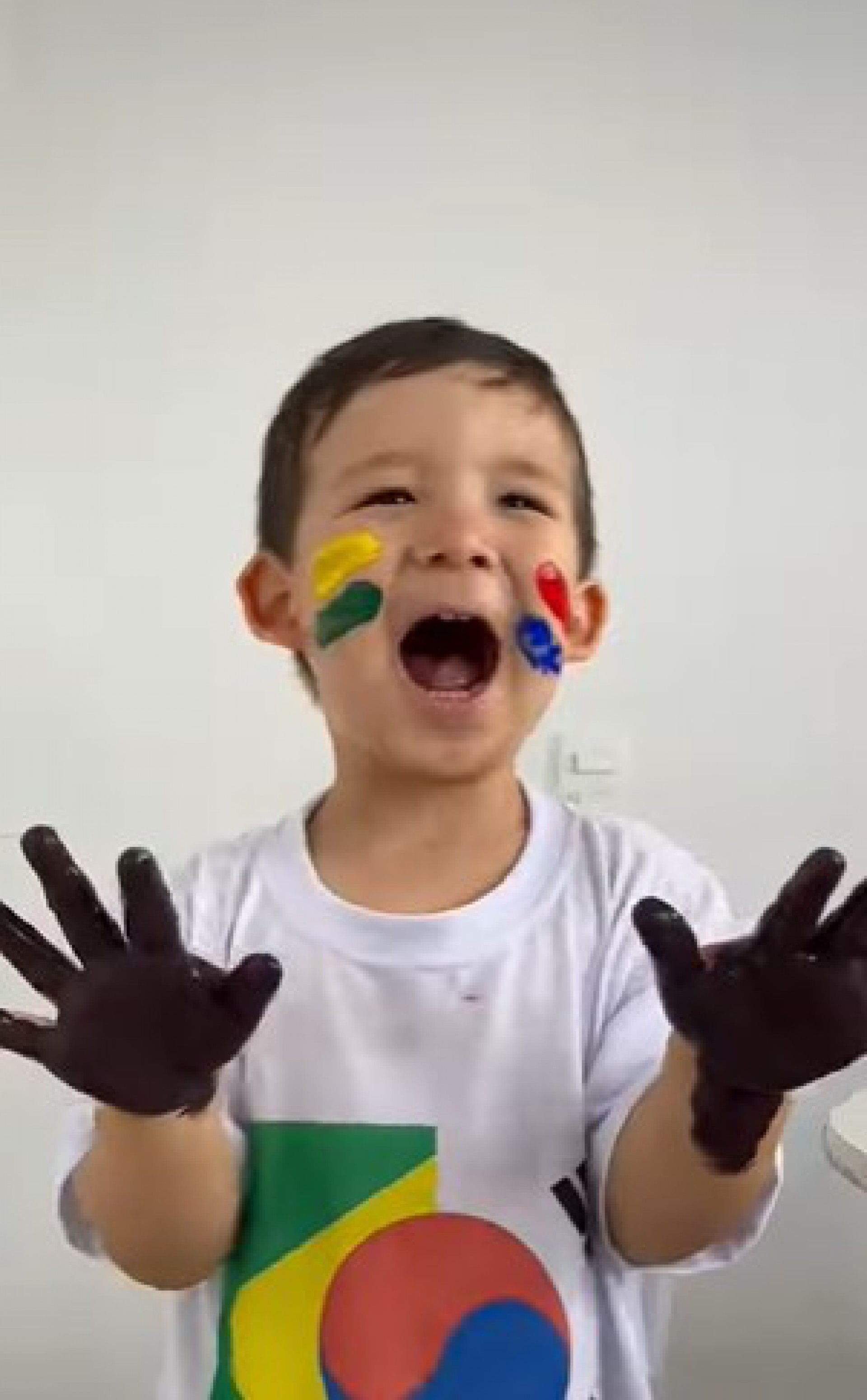 Pyong Lee e Sammy pintam Jake com as cores do Brasil e da Coréia do Sul - Reprodução Internet
