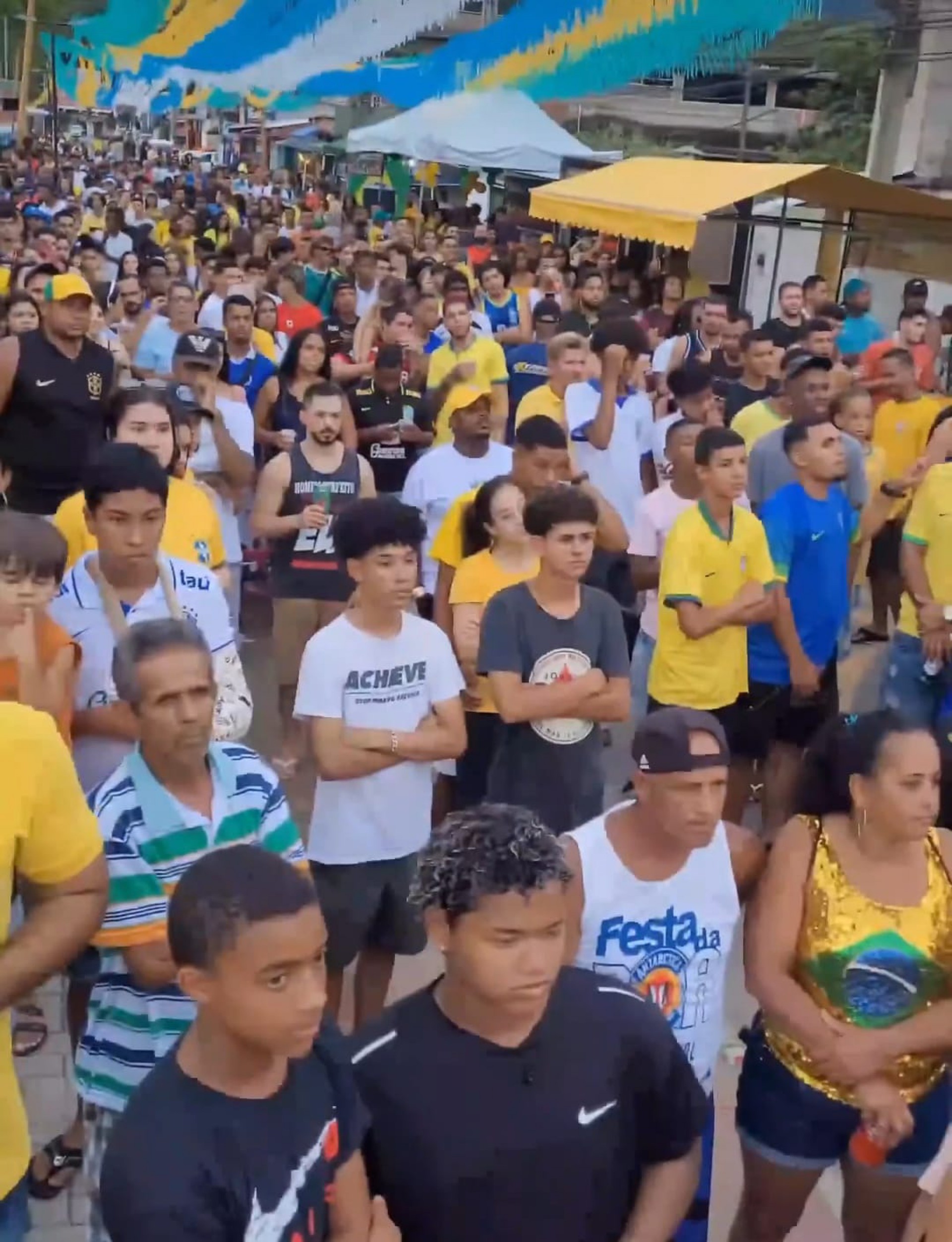P&uacute;blico lota a Pra&ccedil;a Niter&oacute;i, em Guapimirim, para assistir &agrave; partida entre Brasil e Camar&otilde;es no dia 2 de dezembro