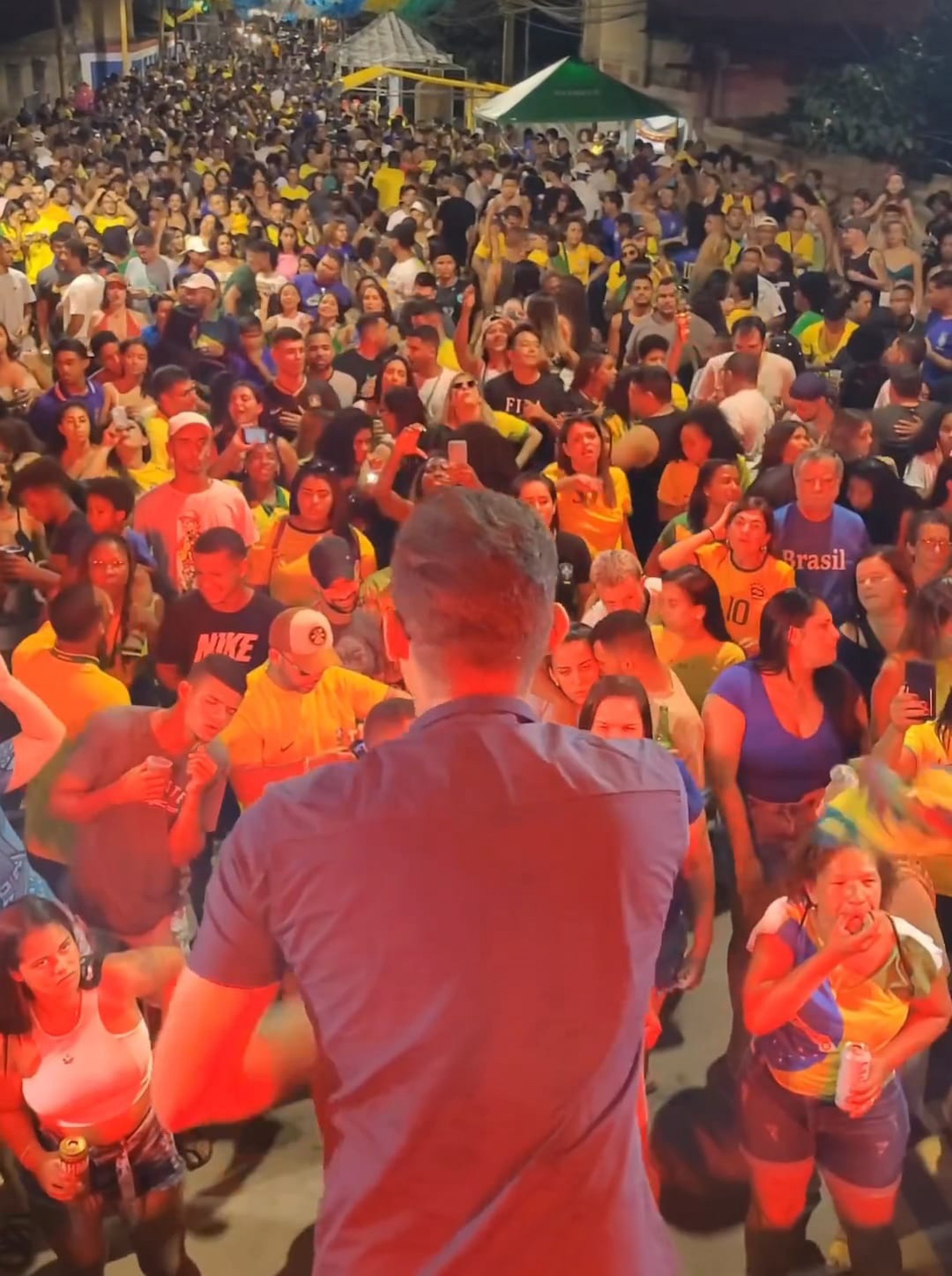 A miss&atilde;o de animar ao p&uacute;blico, ap&oacute;s a derrota da Sele&ccedil;&atilde;o Brasileira para Camar&otilde;es, ficou por conta da dupla Romulo e Ricardo