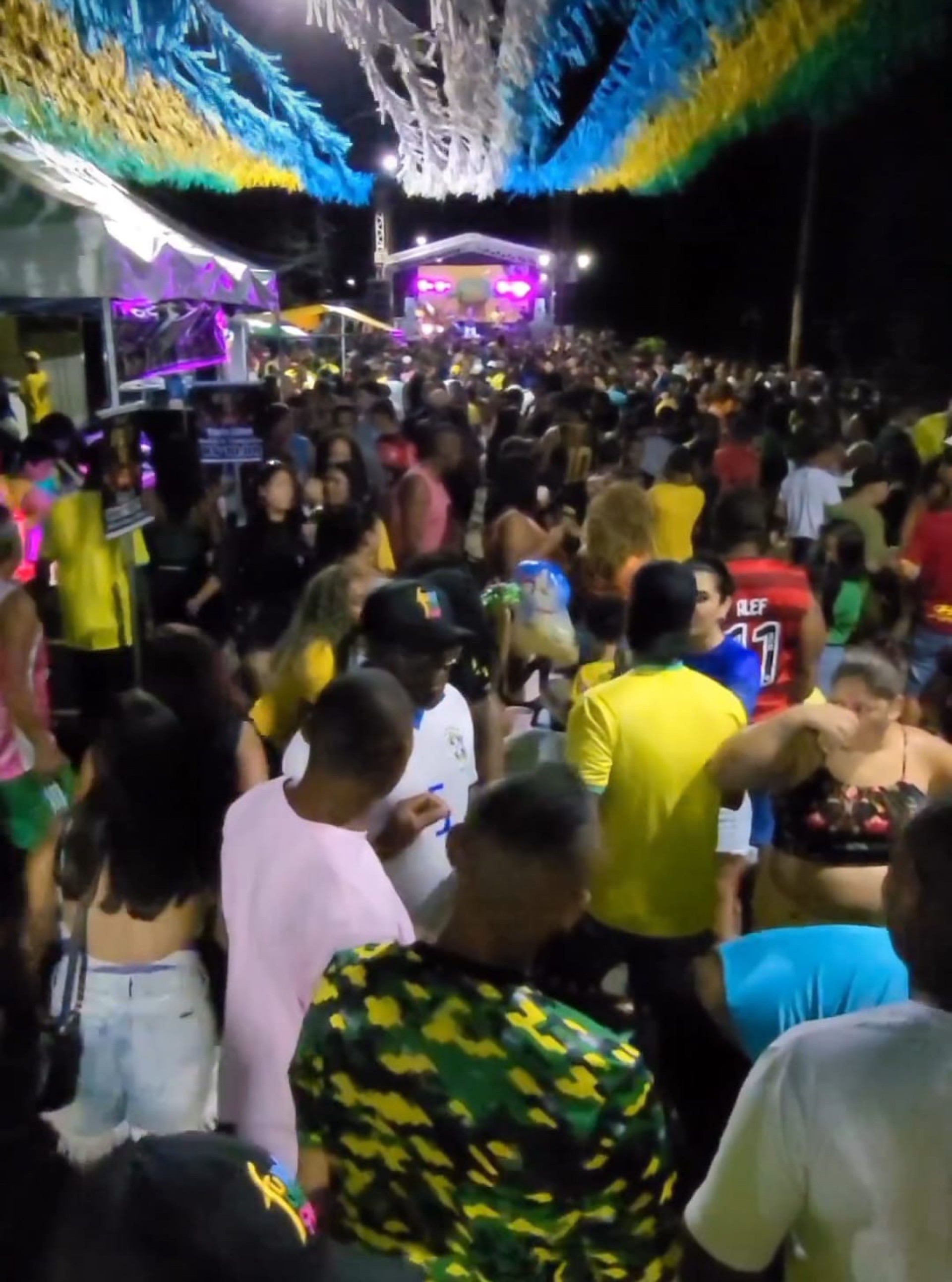 O p&uacute;blico lotou a Pra&ccedil;a Niter&oacute;i, em Guapimirim (RJ), na &uacute;ltima sexta-feira (2/12)