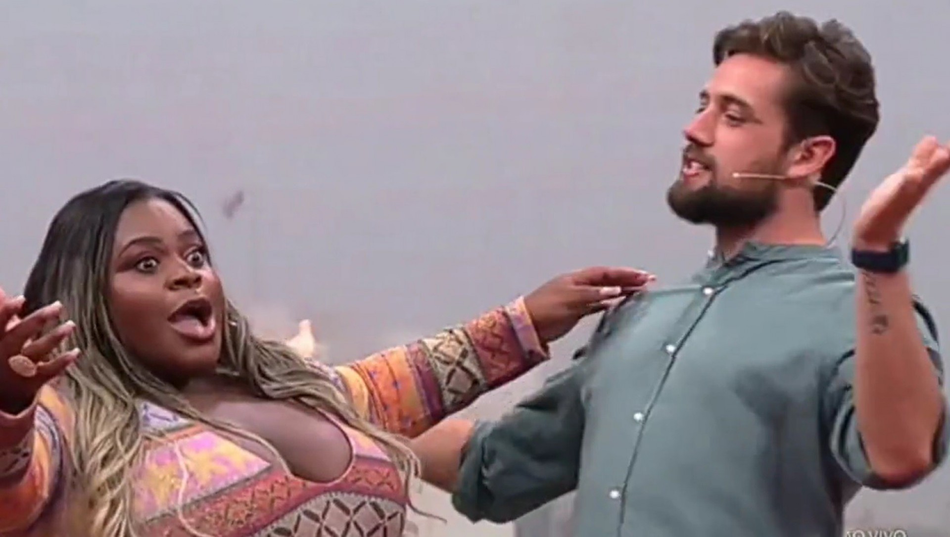 Rafael Cardoso e Jojo Todynho se divertem durante o 'Central da Copa' - Reprodução de vídeo / TV Globo