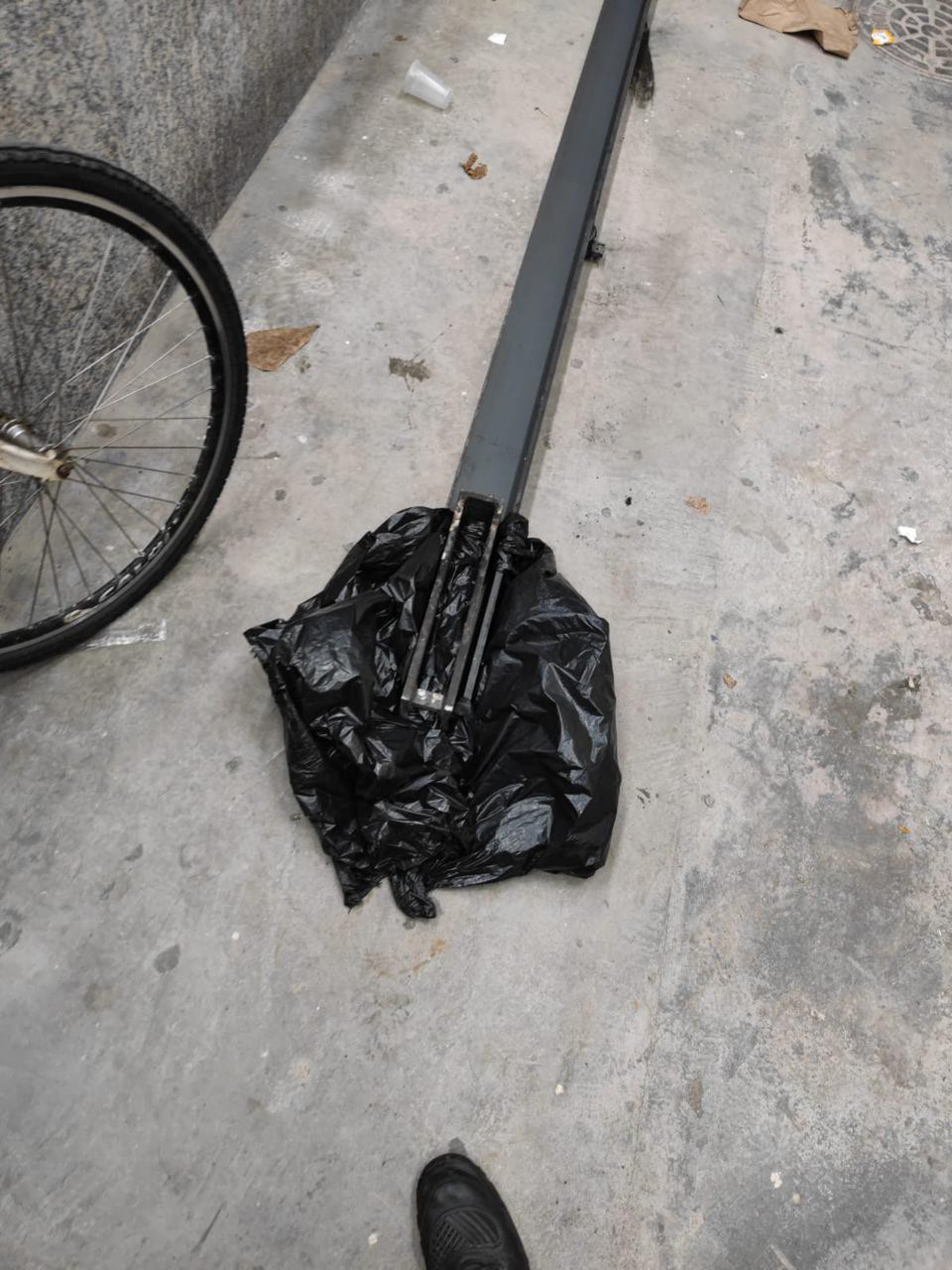 Com os suspeitos, foram apreendidas duas barras de ferro