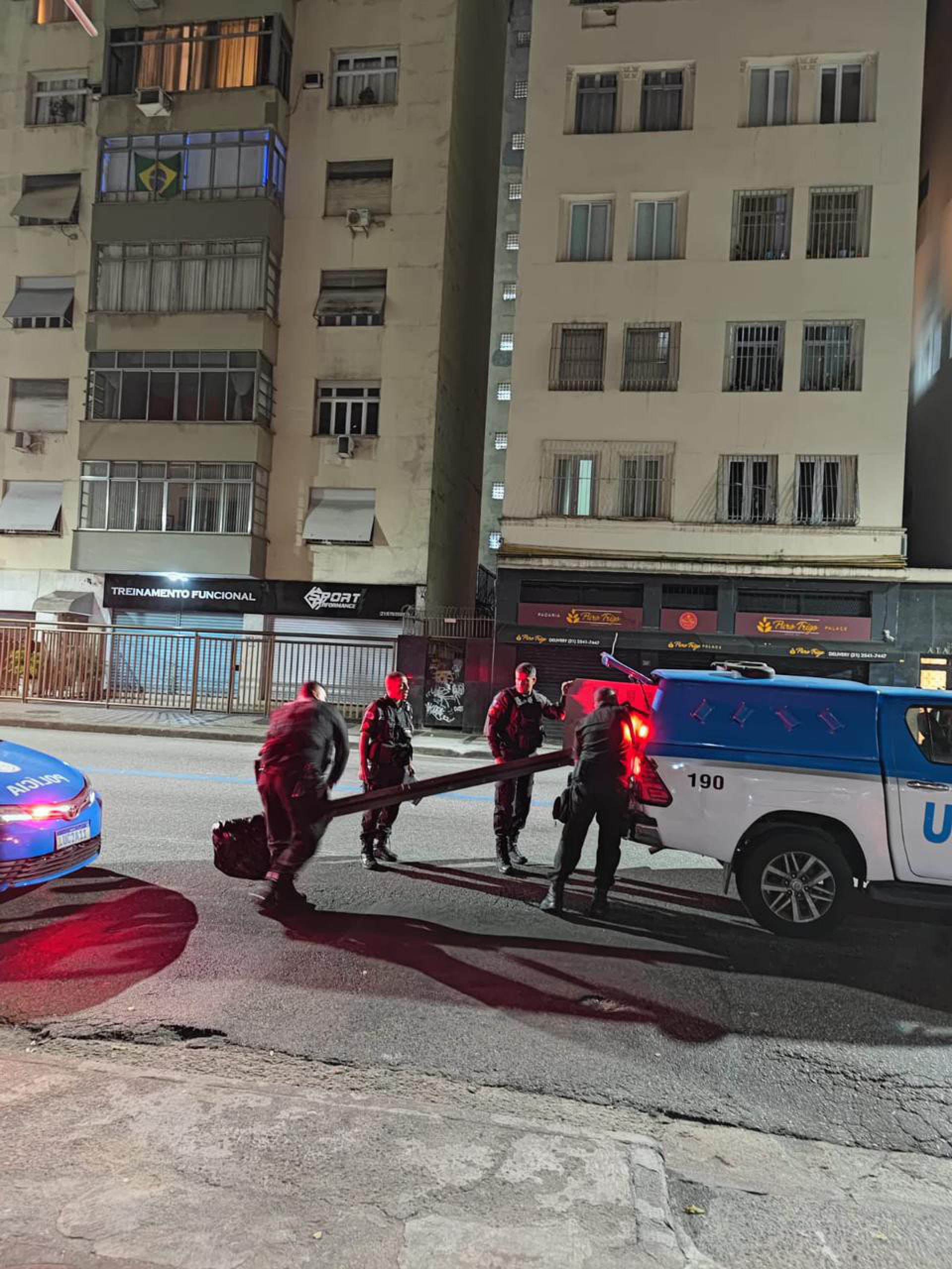 Dois homens s&atilde;o presos ap&oacute;s depredarem ponto de &ocirc;nibus em Copacabana