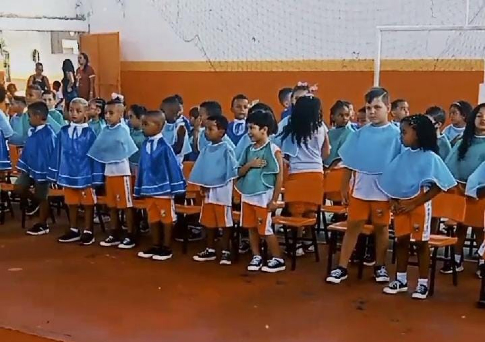 Os pequenos alunos da Creche Municipal Professor Jorge Victor de Almeida na formatura do Ensino Infantil Pr&eacute; 5 - Divulga&ccedil;&atilde;o