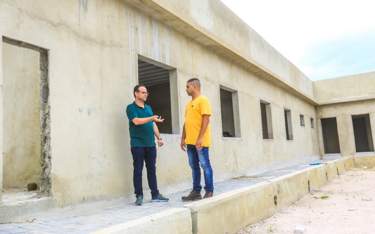 O secret&aacute;rio de Educa&ccedil;&atilde;o, Denis Macedo, e o secret&aacute;rio de saneamento, Igo Menezes, visitaram as obras de duas creches e uma escola no Parque Su&eacute;cia