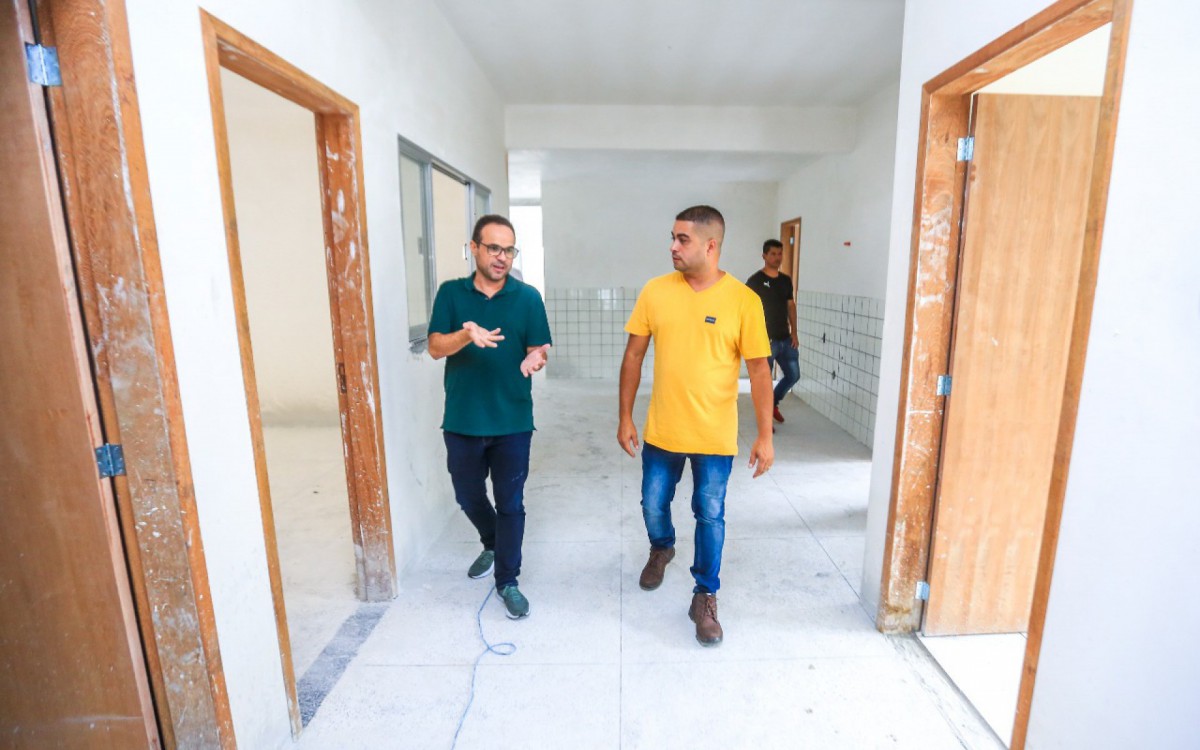 O secret&aacute;rio de Educa&ccedil;&atilde;o, Denis Macedo, e o secret&aacute;rio de saneamento e vereador licenciado, Igo Menezes, visitaram as obras de duas creches e uma escola no Parque Su&eacute;cia