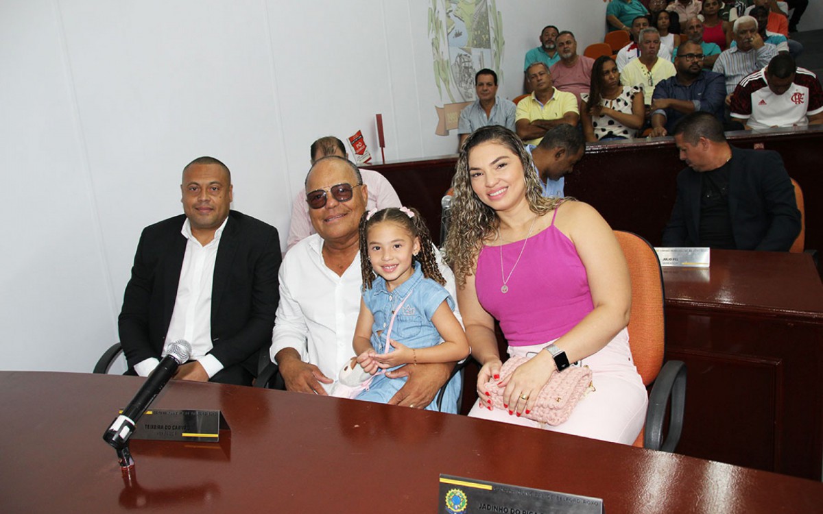 O vereador Armandinho Lelis junto aos seus familiares na elei&ccedil;&atilde;o para a presid&ecirc;ncia da C&acirc;mara Municipal
