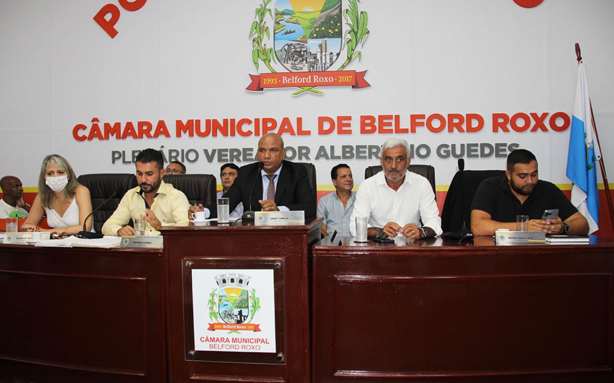 A Sess&atilde;o Solene foi conduzida pelo atual presidente, o vereador Sidney Canella (ao centro), que cumprimentou Armandinho Penelis e desejou uma excelente administra&ccedil;&atilde;o