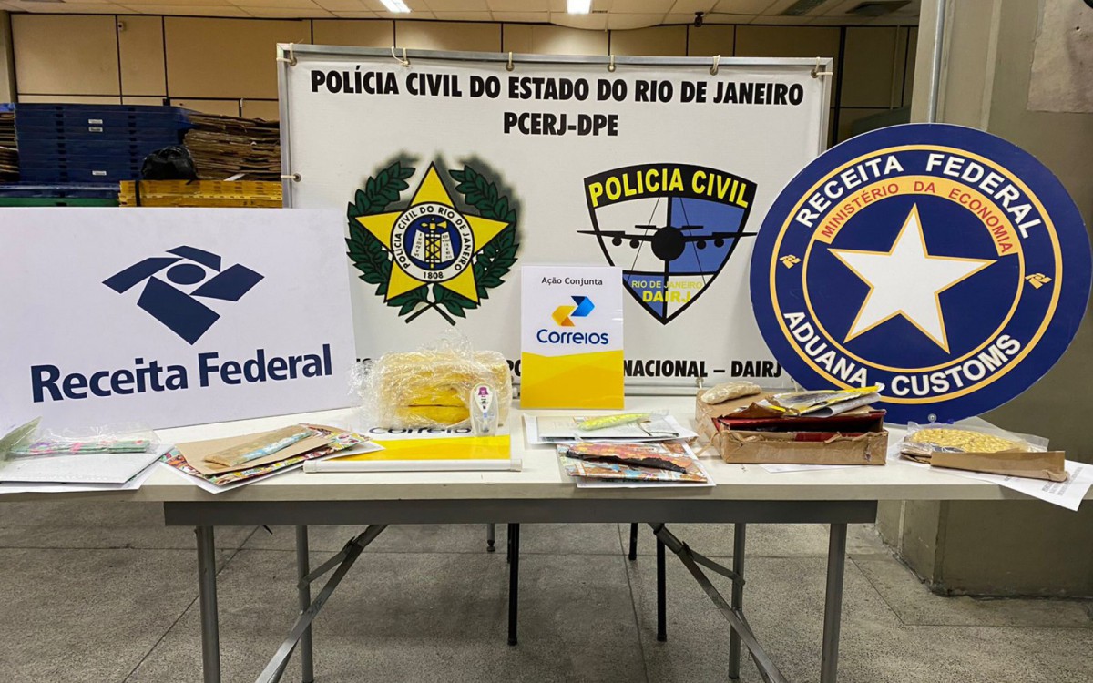 Material apreendido pelos agentes no Aeroporto do Gale&Atilde;&pound;o