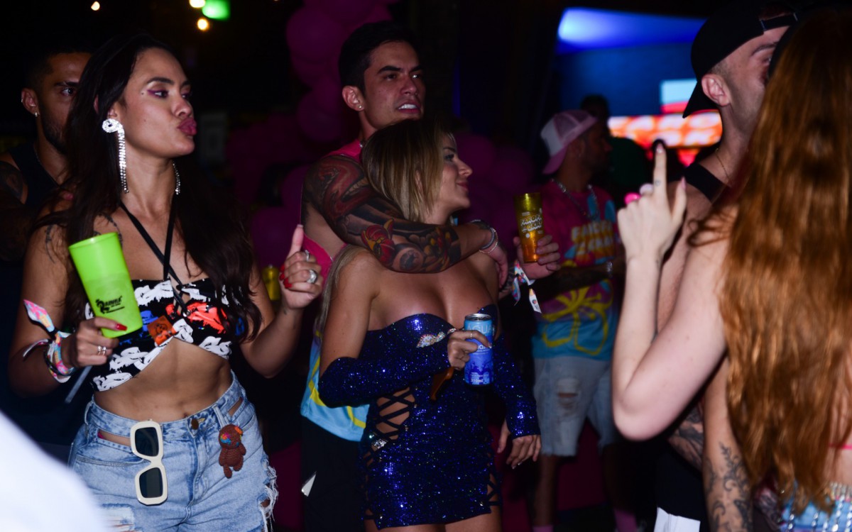 Ex-BBB Gabi Martins e Lincoln 'fnx' Lau trocam beijos no primeiro dia de Farofa da Gkay