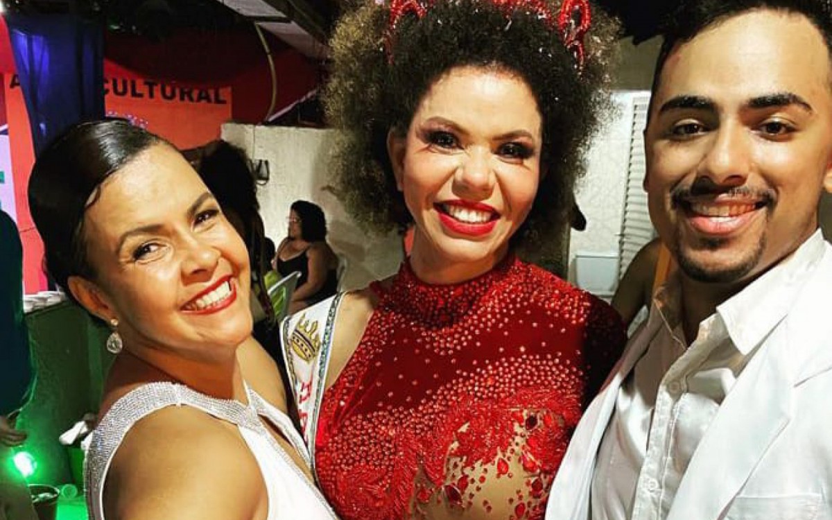 Malu Torres com o primeiro casal de mestre-sala e porta-bandeira, Matheus Machado e Ja&ccedil;an&atilde; Ribeiro