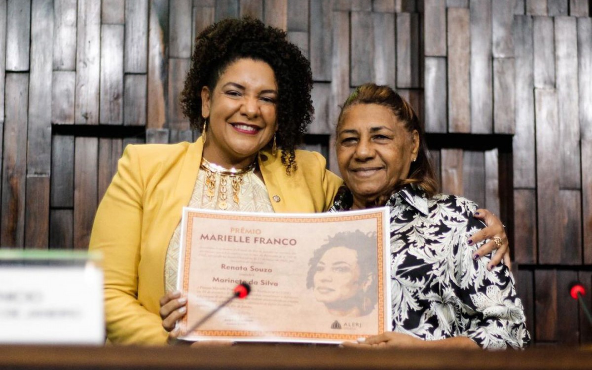 Marinete da Silva (direita), mãe de Marielle Franco, recebe prêmio das mãos da deputada estadual Renata Souza  - Reprodução Instagram