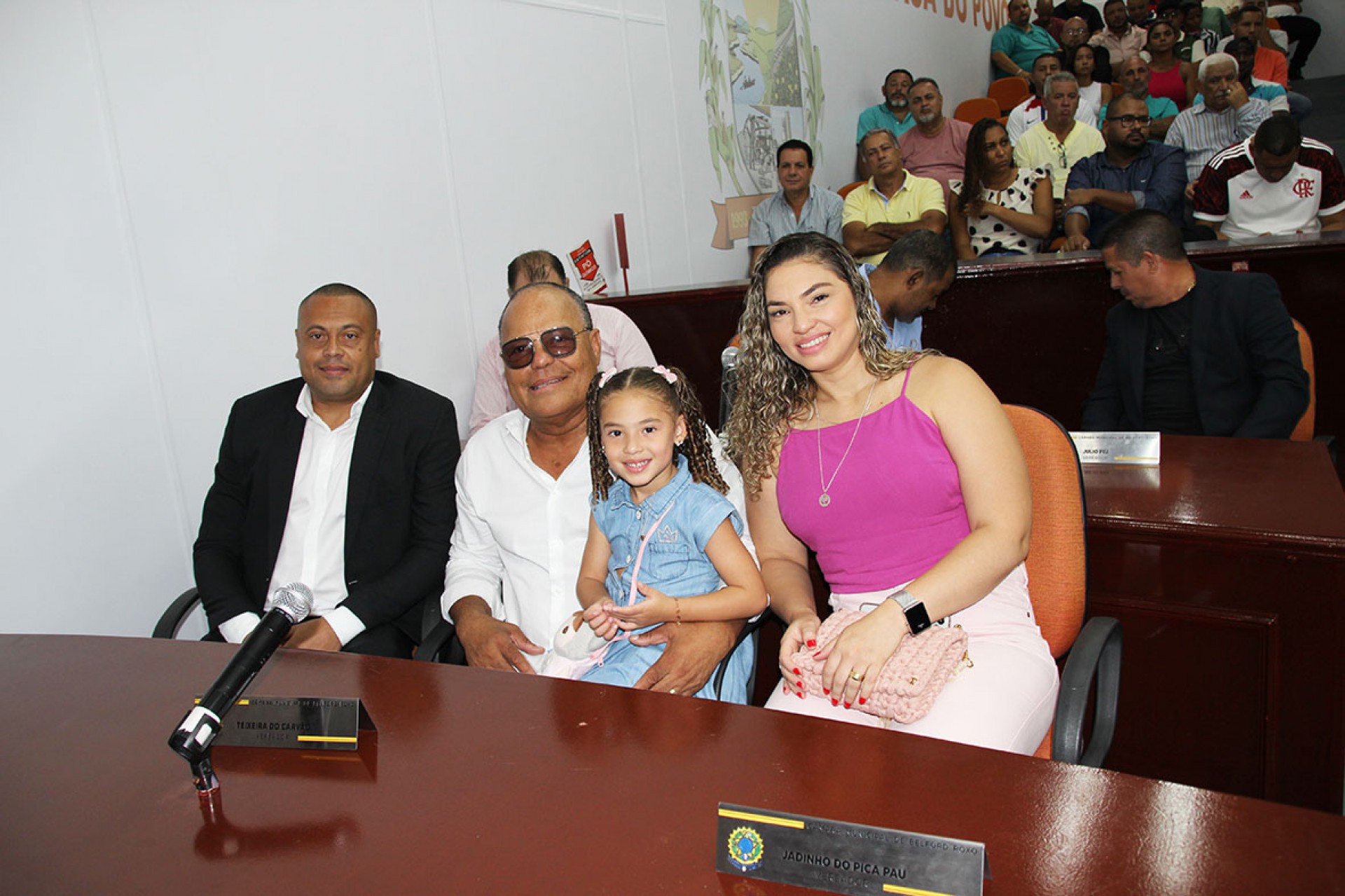 O vereador Armandinho Lelis junto aos seus familiares na eleição para a presidência da Câmara Municipal - Divulgação / CMBR