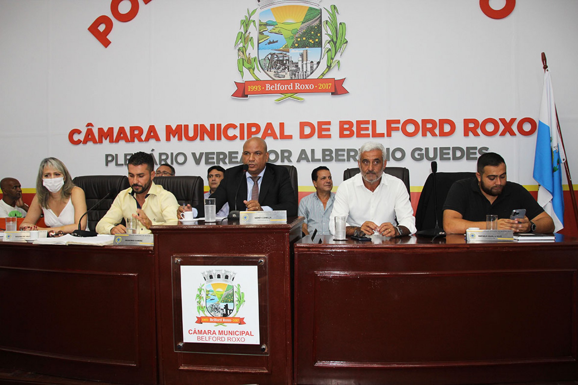 A Sess&atilde;o Solene foi conduzida pelo atual presidente, o vereador Sidney Canella (ao centro), que cumprimentou Armandinho Penelis e desejou uma excelente administra&ccedil;&atilde;o - Divulga&ccedil;&atilde;o / CMBR