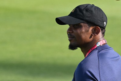 Ídolo do futebol camaronês, Samuel Eto'o agride youtuber após goleada do Brasil