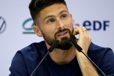 Giroud prevê dificuldades contra a Inglaterra e critica falta de confiança da equipe