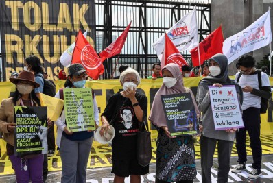 Indonésia aprova lei que proíbe sexo fora do casamento