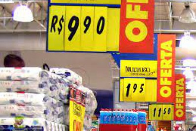 Nova lei determina que estabelecimentos devem avisar sobre condição de produtos em promoção