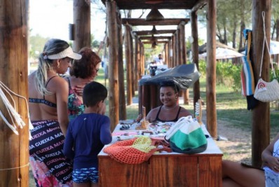 Governo municipal ajuda artesãos na compra de matérias-primas para o Natal, com menores custos 