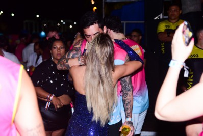 Ex-BBB Gabi Martins beija gamer na Farofa da Gkay