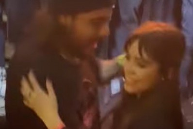 Jenna Ortega, a Wandinha, aprende a dançar pagode em São Paulo